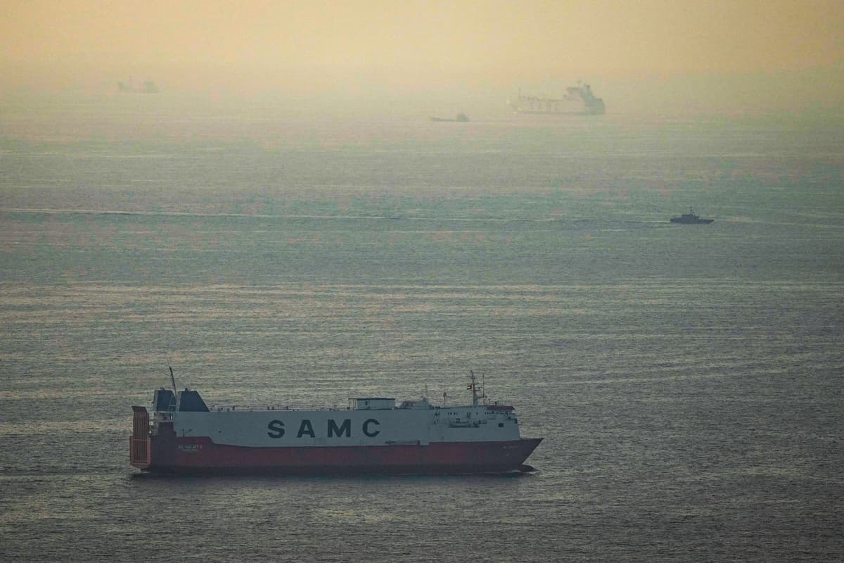 Unos buques de carga navegan hacia el estrecho de Ormuz, frente a las costas de los Emiratos Árabes Unidos, el 19 de marzo de 2026. Foto de AP