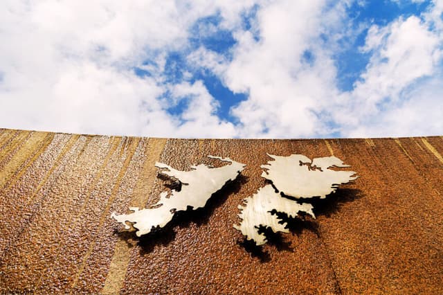 Vista del Cenotafio a los Caídos en las Malvinas tras una ceremonia para conmemorar el 44.º aniversario de la guerra de las Malvinas, celebrada en la Plaza San Martín el 2 de abril de 2026 en Buenos Aires, Argentina. (Tomás Cuesta/Getty Images)