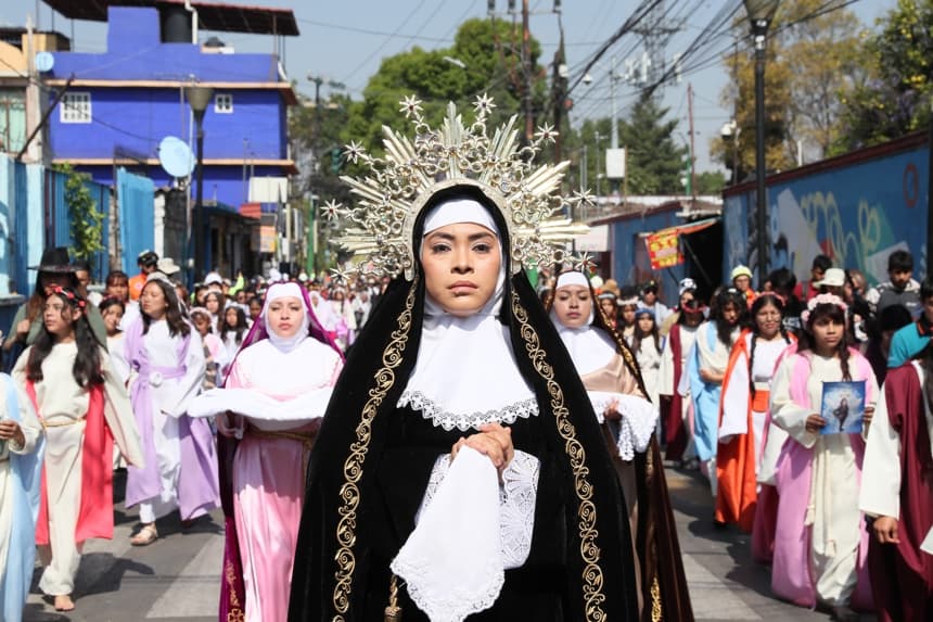 Personas participan en el viacrusis de Semana Santa este viernes 3 de abril de 2026 en la Ciudad de México (México). EFE/ Mario Guzmán)