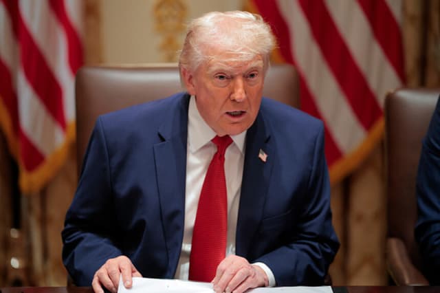 El presidente de EE. UU., Donald Trump, interviene durante una reunión del Consejo de Ministros celebrada en la Sala del Consejo de Ministros de la Casa Blanca el 26 de marzo de 2026 en Washington, D.C. (Chip Somodevilla/Getty Images).