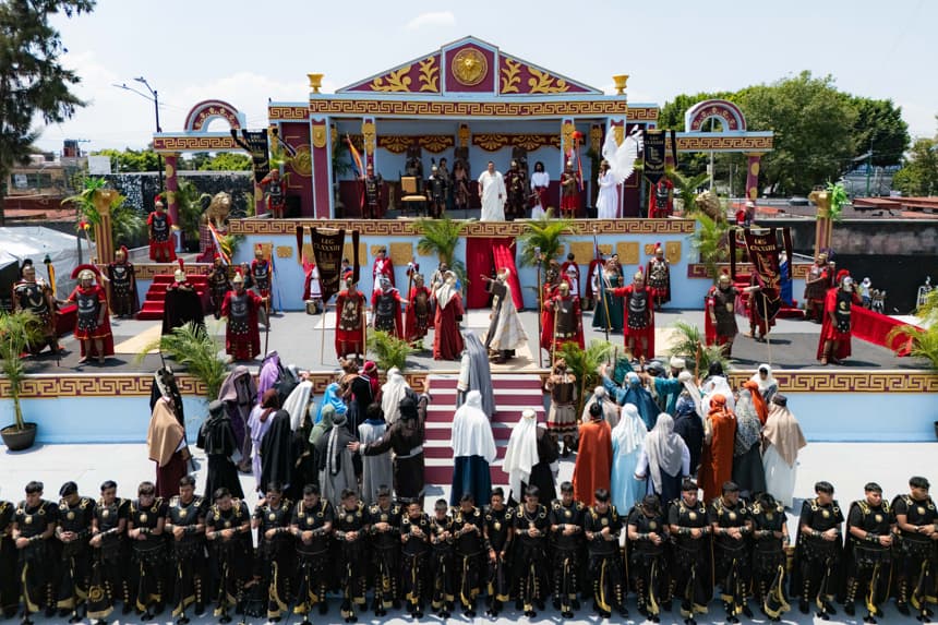 Fotografía aérea que muestra a personas escenificando la Pasión de Cristo durante la celebración del viacrucis de Viernes Santo en su 183º edición, la primera desde que la Unesco la declaró como Patrimonio Cultural Inmaterial de la Humanidad, este viernes 3 de abril de 2026 en la alcaldía Iztapalapa de la Ciudad de México, México. (EFE/Tomás Pérez)