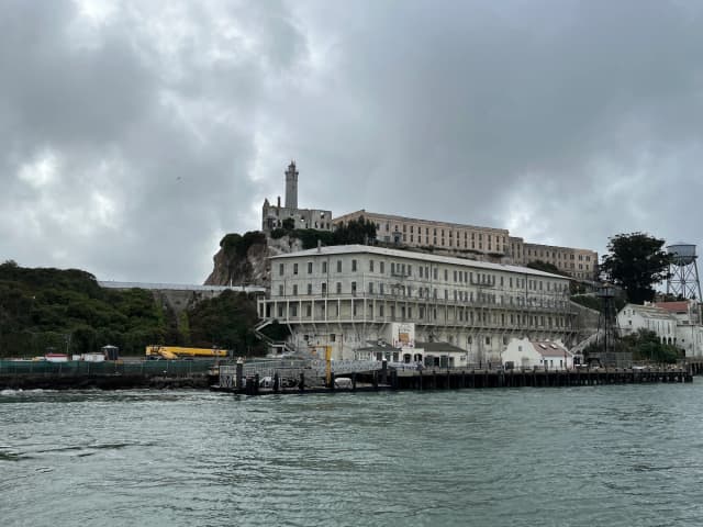 La antigua penitenciaría federal en la isla de Alcatraz, en la bahía de San Francisco, el 9 de septiembre de 2025. (Allan Stein/The Epoch Times).