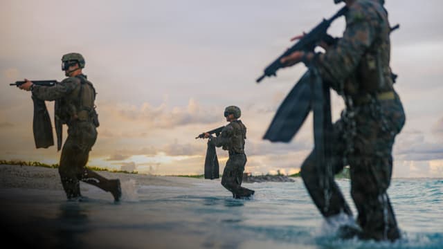 Infantes de Marina de los Estados Unidos, pertenecientes al Pelotón de Reconocimiento de la 31.ª Unidad Expedicionaria de Infantería de Marina, realizan una misión simulada de reconocimiento y vigilancia como parte de un asalto anfibio simulado en una instalación de apoyo naval en Diego García, Territorios Británicos del Océano Índico, el 24 de marzo de 2026. (Fotografía cedida por el cabo primero Victor Gurrol/Cuerpo de Marines de los E.E. U.U a través de Getty Images).