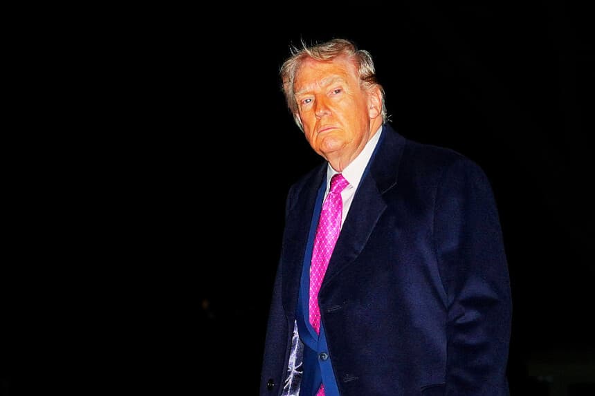 El presidente de EE. UU., Donald Trump, camina por el Jardín Sur al regresar a la Casa Blanca en Washington, D.C., el 29 de marzo de 2026. (Ken CEDENO / AFP vía Getty Images)