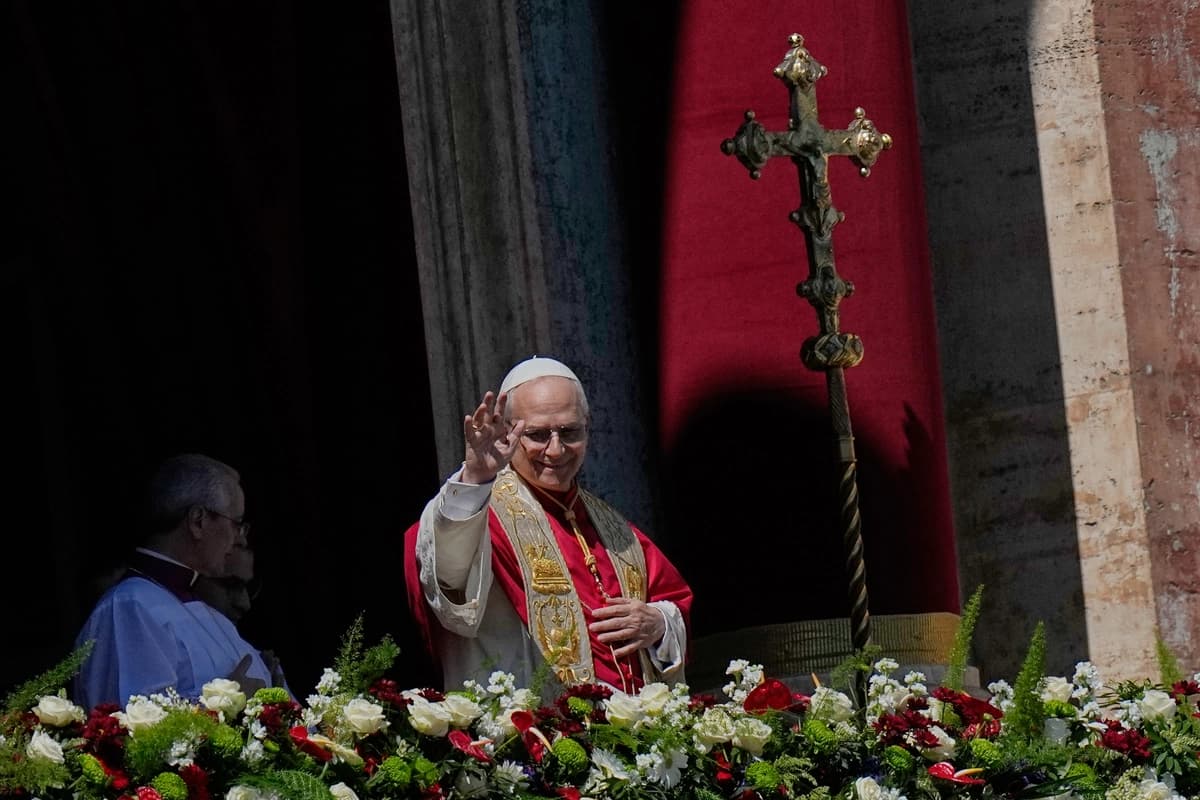 El Papa León ofrece un mensaje de paz en su primera misa de Pascua al frente del Vaticano