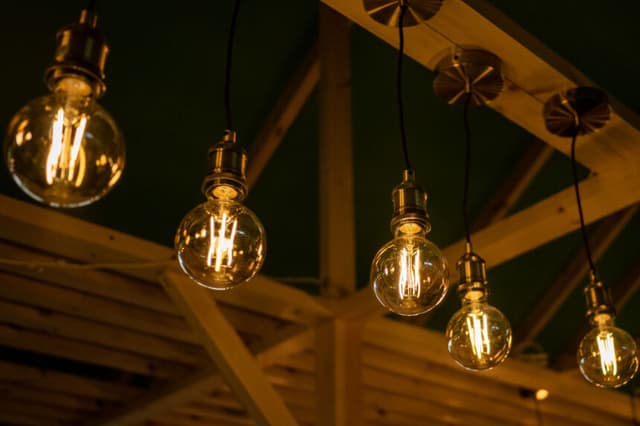 Bombillas de bajo consumo iluminan un expositor el 19 de mayo de 2023 en Harrogate, Inglaterra. (Foto de Ian Forsyth/Getty Images)