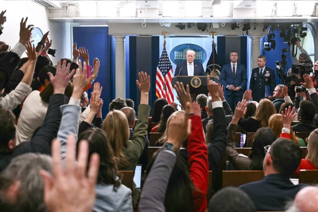 El presidente Donald Trump, junto al secretario de Defensa Pete Hegseth y el jefe del Estado Mayor Conjunto, el general Dan Caine, responde a las preguntas de los periodistas mientras habla sobre el conflicto en Irán en la sala de prensa James S. Brady de la Casa Blanca, en Washington, el 6 de abril de 2026. (Brendan Smialowski/AFP vía Getty Images)