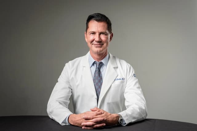 El Dr. Daniel Monti es un pionero en el campo de la medicina integrativa, e investiga la neurociencia y la salud cerebral. (Samira Bouaou/The Epoch Times)