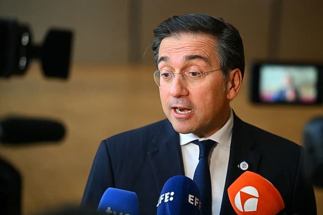 El ministro de Asuntos Exteriores de España, José Manuel Albares, habla con los medios de comunicación a su llegada a una reunión del Consejo de Asuntos Exteriores para debatir la guerra de agresión de Rusia contra Ucrania y la situación en Oriente Medio, en Bruselas, el 16 de marzo de 2026. (NICOLAS TUCAT / AFP vía Getty Images)