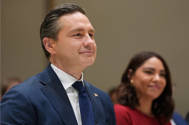 El líder conservador Pierre Poilievre y su esposa, Anaida Galindo, asisten a un evento en Berlín, Alemania, el 4 de marzo de 2026. (Foto AP/Markus Schreiber)