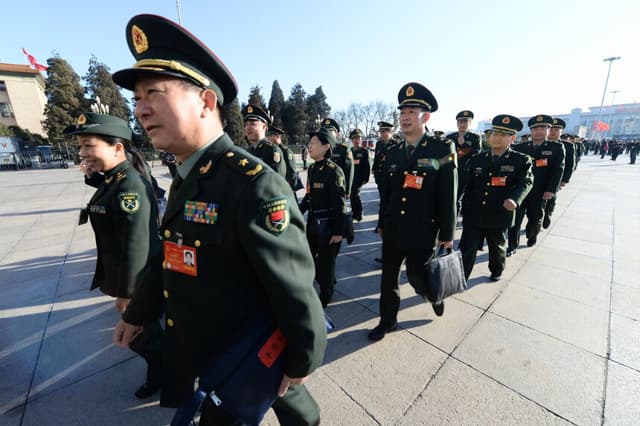 Los delegados militares llegan a la ceremonia de clausura de la Asamblea Popular Nacional en el Gran Salón del Pueblo de Beijing el 13 de marzo de 2024. Xi Jinping, líder del Partido, se ha nombrado a sí mismo presidente de un nuevo comité para la reforma militar. (Goh Chai Hin/AFP/Getty Images).