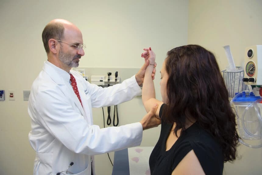 En esta fotografía de archivo, un médico examina a un paciente. (Instituto Nacional de Artritis y Enfermedades Musculoesqueléticas y de la Piel).