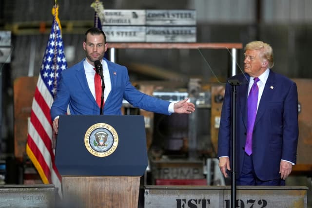 El candidato al Congreso Clay Fuller habla mientras el presidente Donald Trump escucha en un mitin en Coosa Steel Corporation en Rome, Georgia, el 19 de febrero de 2026. (Foto AP/George Walker IV).