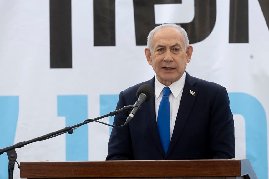 El primer ministro israelí, Benjamin Netanyahu, pronuncia unas palabras durante el funeral del agente de policía Ran Gvili, después de que soldados israelíes recuperaran su cuerpo de la Franja de Gaza el 28 de enero de 2026 en Meitar, Israel. (Amir Levy/Getty Images)