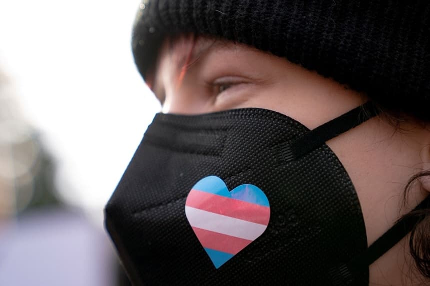Una persona lleva una pegatina trans durante una manifestación en Seattle el 8 de febrero de 2025. (David Ryder/Reuters)