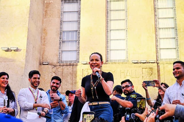 La líder de la oposición venezolana, María Corina Machado, habla durante un encuentro con la comunidad venezolana en el centro de Houston, Texas, el 24 de marzo de 2026. (RONALDO SCHEMIDT / AFP vía Getty Images)