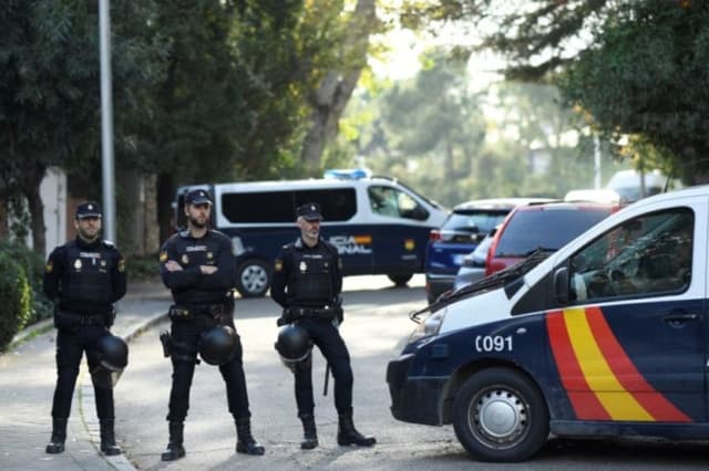 Policías españoles bloquean la calle en Madrid (España) el 30 de noviembre de 2022. (Oscar Del Pozo/AFP vía Getty Images)