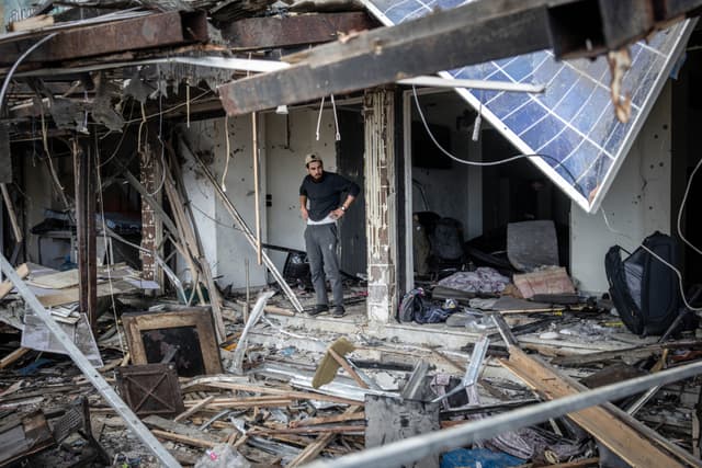 Un hombre camina por una tienda que quedó destruida tras un ataque con drones israelíes el 8 de abril de 2026 en Sidón, Líbano. (Chris McGrath/Getty Images)
