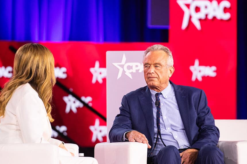 El secretario de Salud y Servicios Humanos de EE. UU., Robert F. Kennedy Jr., interviene durante la Conferencia de Acción Política Conservadora (CPAC) celebrada en Grapevine, al noroeste de Dallas (Texas), el 27 de marzo de 2026. (Leandro Lozada / AFP vía Getty Images).