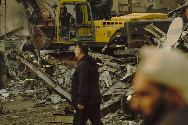 Equipos de rescate buscan personas tras un ataque israelí que alcanzó un edificio residencial en el barrio de Corniche al Mazraa el 8 de abril de 2026 en Beirut, Líbano. (Daniel Carde/Getty Images)