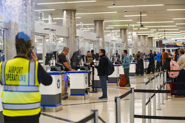 Agentes de ICE comprueban documentos de identidad en el control de seguridad del Aeropuerto Internacional Hartsfield-Jackson de Atlanta el 26 de marzo de 2026 en Atlanta, Georgia. El presidente de EE. UU., Donald Trump, dijo que el lunes se desplegarán agentes del ICE en los aeropuertos estadounidenses, bajo la dirección del responsable de fronteras, Tom Homan. (Megan Varner/Getty Images).