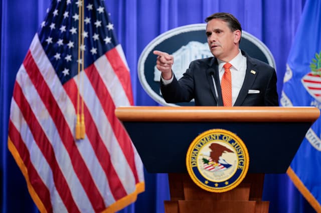 El fiscal general de Estados Unidos, Todd Blanche, responde a preguntas durante una conferencia de prensa celebrada en el edificio Robert F. Kennedy del Departamento de Justicia el 7 de abril de 2026 en Washington, D.C. Blanche se refirió a la labor del departamento en materia de lucha contra el fraude y anunció la creación de una División Nacional de Lucha contra el Fraude. (Chip Somodevilla/Getty Images).