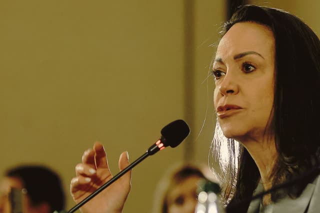 La líder de la oposición venezolana, María Corina Machado, gesticula mientras ofrece una conferencia de prensa en Santiago, el 12 de marzo de 2026. (Raúl BRAVO / AFP vía Getty Images)