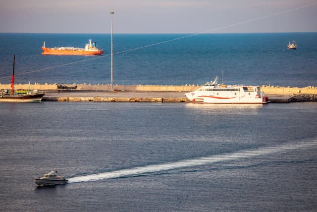 Una lancha rápida de la policía patrulla el puerto mientras los petroleros y las embarcaciones de alta velocidad están ancladas cerca del Estrecho de Ormuz en Muscat, Omán, el 30 de marzo de 2026. Elke Scholiers/Getty Images