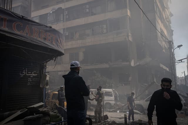 La gente observa cómo se eleva el humo de un edificio destruido por un ataque israelí en Beirut, Líbano el 8 de abril de 2026. (Chris McGrath/Getty Images)