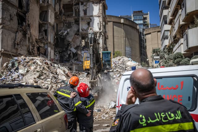 Una excavadora retira los escombros de un edificio destruido el 8 de abril en un ataque aéreo israelí en Beirut, Líbano, el 9 de abril de 2026. (Chris McGrath/Getty Images)