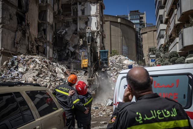 Una excavadora retira los escombros de un edificio destruido el 8 de abril durante un ataque aéreo israelí, el 9 de abril de 2026 en Beirut, Líbano.(Chris McGrath/Getty Images)