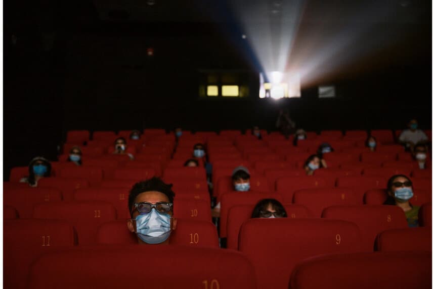 Personas enmascaradas ven una película en 3D en un cine de Beijing el 24 de julio de 2020. (Kevin Frayer/Getty Images)