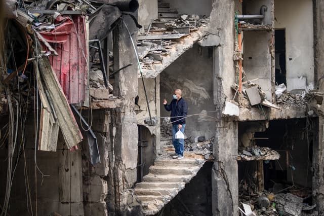 Un hombre toma una fotografía entre los escombros de un edificio destruido el 8 de abril durante un ataque aéreo israelí en Beirut, Líbano, el 9 de abril de 2026. (Chris McGrath/Getty Images)