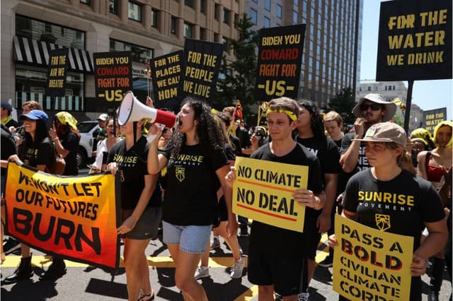 Organizados por el Movimiento Sunrise, cientos de jóvenes activistas climáticos marchan a la Casa Blanca para exigir que Estados Unidos El presidente Joe Biden trabaja para convertir el Green New Deal en ley en Washington, DC, el 28 de junio de 2021. (Chip Somodevilla/Getty Images)