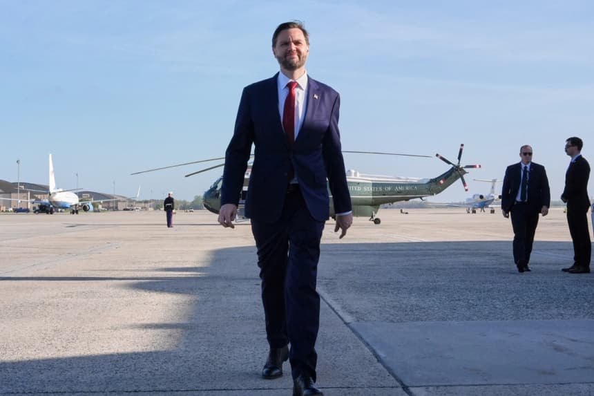 El vicepresidente JD Vance se dirige a hablar con los periodistas antes de abordar el Air Force Two en la Base Conjunta Andrews, Maryland, el 10 de abril de 2026, antes de partir hacia Pakistán para mantener conversaciones sobre Irán. (Jacquelyn Martin/POOL/AFP vía Getty Images)