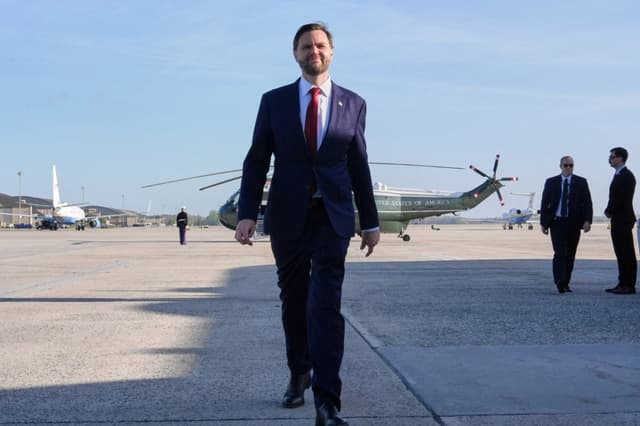 El vicepresidente JD Vance se dirige a hablar con los periodistas antes de abordar el Air Force Two en la Base Conjunta Andrews, Maryland, el 10 de abril de 2026, antes de partir hacia Pakistán para mantener conversaciones sobre Irán. (Jacquelyn Martin/POOL/AFP vía Getty Images)
