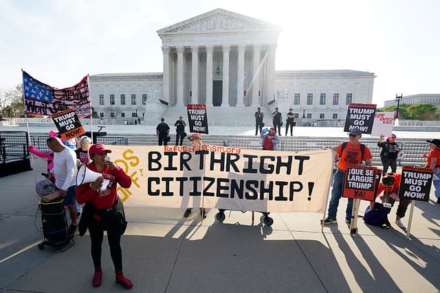Varias personas se manifiestan frente al la Corte Suprema de Estados Unidos antes de la llegada prevista del presidente Donald Trump el 1 de abril de 2026 en Washington, D.C. (Foto de Al Drago/Getty Images)