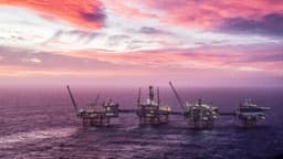 Precio del petróleo del Mar del Norte llega a máximo histórico ante bloqueos en el estrecho de Ormuz