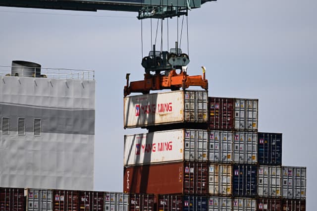 Una grúa descarga contenedores en el Puerto de Los Ángeles, California, el 10 de abril de 2025. Los aranceles del 10% impulsados por el presidente Donald Trump podrían mantenerse, pese a una pausa parcial anunciada el 8 de abril. (Patrick T. Fallon / AFP vía Getty Images).