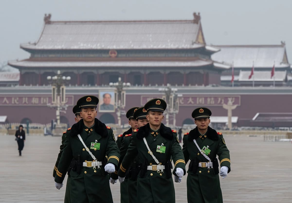 Miembros de la Policía Armada del Pueblo marchan frente a un retrato del exlíder chino Mao Zedong en la Plaza de Tiananmen en Beijing el 5 de marzo de 2026. Kevin Frayer/Getty Imágenes