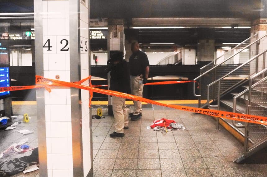Sospechoso muere tras ataque con cuchillo en metro de Nueva York que dejó tres heridos