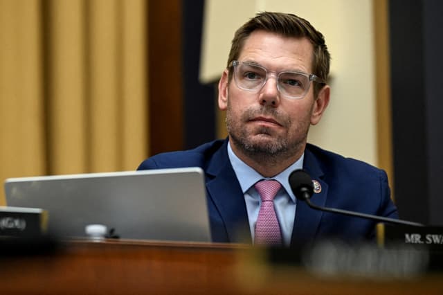 El representante Eric Swalwell (D-Calif.) asiste a una audiencia del Comité Judicial de la Cámara de Representantes en el Capitolio de EE. UU., el 17 de septiembre de 2025. (Annabelle Gordon/Reuters)