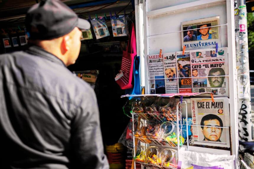 Imagen de las portadas de los periódicos mexicanos que recogen la noticia de la captura de Ismael "El Mayo" Zambada, en la Ciudad de México, México, el 26 de julio de 2024. (RODRIGO OROPEZA/AFP vía Getty Images)
