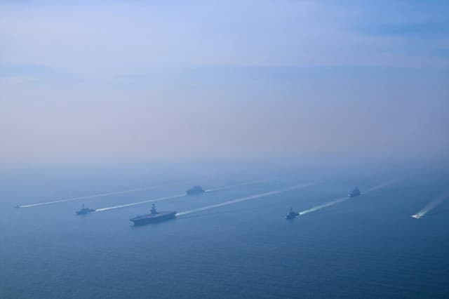 (NOTA DEL EDITOR: Esta imagen de archivo ha sido facilitada por una organización externa y puede que no se ajuste a la política editorial de Getty Images.) En esta fotografía de archivo obtenida del Departamento de Defensa de los Estados Unidos, el portaaviones de la clase Nimitz USS Abraham Lincoln (CVN 72), los destructores lanzamisiles de la clase Arleigh Burke USS Michael Murphy (DDG 112) y USS Frank E. Petersen Jr. (DDG 121), el buque de reabastecimiento de flota de la clase Henry J. Kaiser USNS Henry J. Kaiser (T-AO-187), el buque de carga seca de la clase Lewis and Clark USNS Carl Brashear (T-AKE 7) y las lanchas de respuesta rápida de la clase Sentinel de la Guardia Costera de los Estados Unidos USCG Robert Goldman (WPC-1142) y USCGC Clarence Sutphin. Jr. (WPC-1147) navegan en formación en el mar Arábigo, el 6 de febrero de 2026. Según el Gobierno de EE. UU., el Grupo de Ataque del Portaaviones Abraham Lincoln se ha desplegado en la zona de operaciones de la 5.ª Flota de EE. UU. para respaldar la seguridad y la estabilidad marítimas en Medio Oriente. El despliegue en la región se produce mientras EE. UU. sigue ejerciendo presión sobre Irán en relación con su programa nuclear y su respuesta a las recientes protestas contra el gobierno. (Fotografía de archivo del especialista en comunicación de masas de 1.ª clase Jesse Monford/Marina de EE. UU. a través de Getty Images).