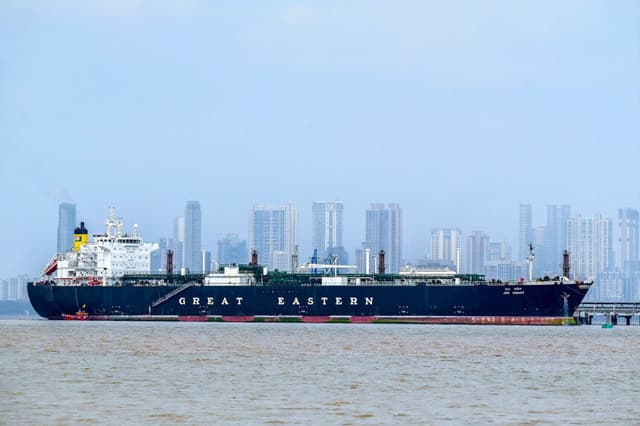 Un petrolero con bandera india que transportaba gas licuado de petróleo y que atravesó el estrecho de Ormuz en plena guerra con Irán permanece atracado en una terminal de descarga en Bombay, India el 1 de abril de 2026. (Punit Paranjpe/AFP vía Getty Images).