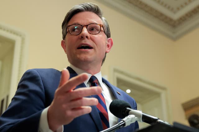 Presidente de la Cámara de Representantes de EE. UU., Mike Johnson (R-LA), habla con los medios en el Capitolio el 27 de marzo de 2026 en Washington, D. C. Johnson afirmó que la Cámara no respaldará el proyecto del Senado para financiar el Departamento de Seguridad Nacional (DHS), excepto para el ICE y la Patrulla Fronteriza. (Heather Diehl/Getty Images).