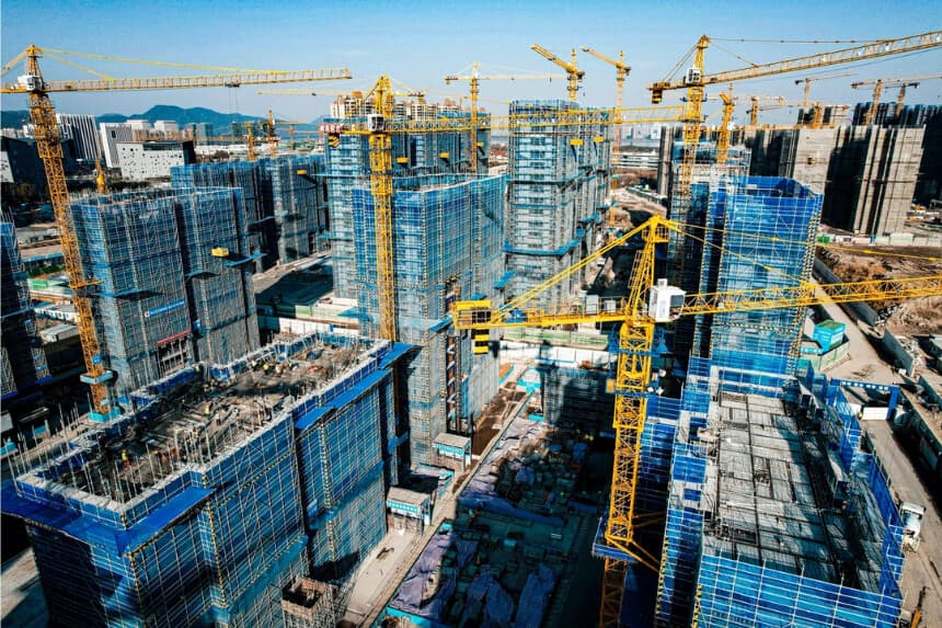 Edificios residenciales en construcción por el promotor inmobiliario chino Vanke en Hangzhou, en la provincia oriental de Zhejiang, China, el 15 de marzo de 2024. (STR/AFP vía Getty Images)