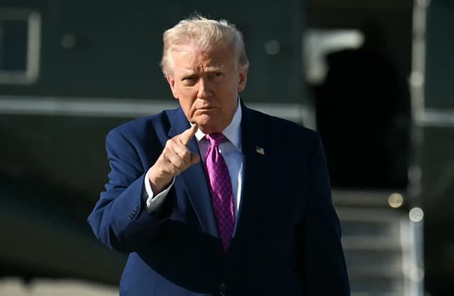 El presidente Donald Trump saluda tras bajar del Marine One en la Base Conjunta Andrews, Maryland, el 10 de abril de 2026. (Jim Watson/AFP vía Getty Images)