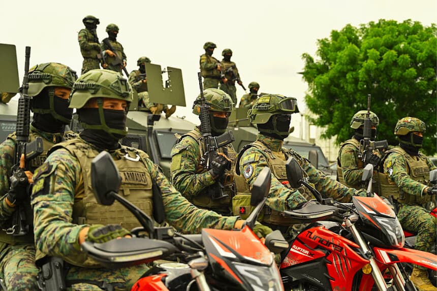 Ejército de Ecuador desmantela red de minería ilegal en la frontera con Colombia