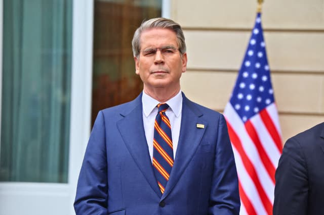 El secretario del Tesoro de EE. UU., Scott Bessent, se dirige a los periodistas durante una rueda de prensa, tras una nueva ronda de conversaciones comerciales con funcionarios chinos en la sede de la OCDE en París, el 16 de marzo de 2026. (Foto de Ludovic MARIN / AFP vía Getty Images).